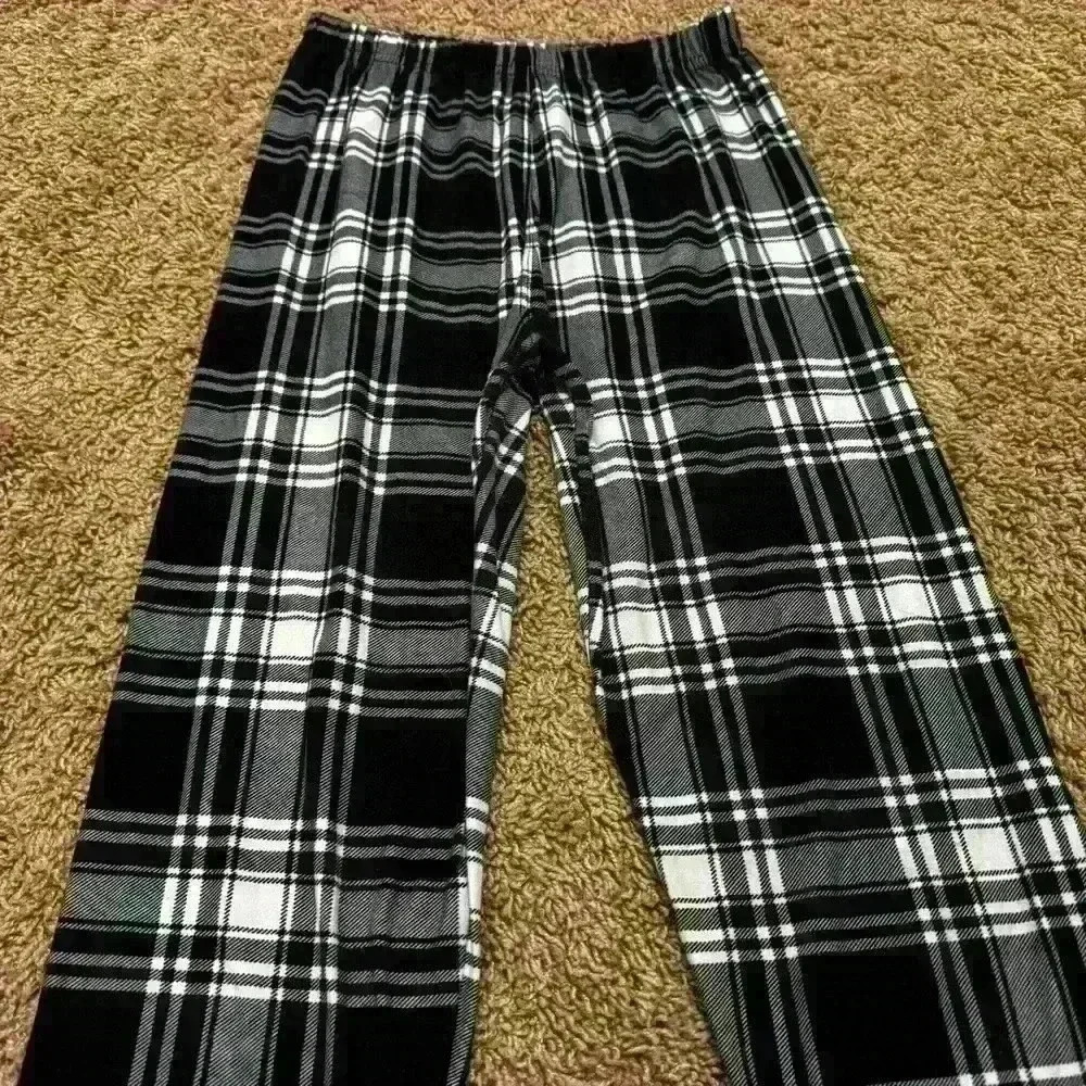 🩷Girl’s Black White Plaid Pajama Bottoms, one size - Picture 2 of 3